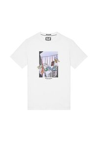 Hvid bomulds T-shirt med et grafisk print af hængende sneakers i forskellige farver. Designet inkluderer en bysilhuet og tekst nedenfor.