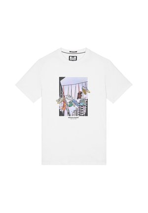 Witte katoenen t-shirt met een grafische print van hangende sneakers in verschillende kleuren. Het ontwerp bevat een stadslandschap en tekst eronder.