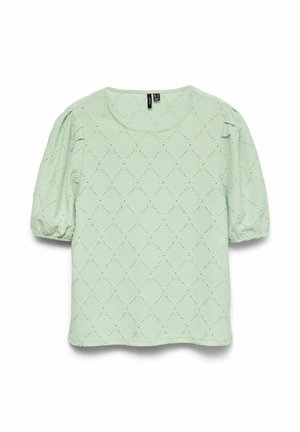 Šviesiai žalia bluzelė su kvadratine apykakle, pūstomis rankovėmis ir deimanto raštu, turinčiu mažų išpjovų detalių.