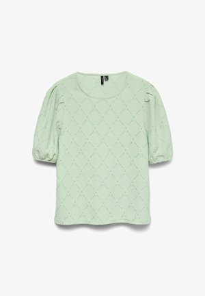 Šviesiai žalia bluzelė su kvadratine apykakle, pūstomis rankovėmis ir deimanto raštu, turinčiu mažų išpjovų detalių.