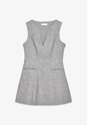Mouwloze grijze jurk van een gestructureerde stof, met V-hals en twee opgestikte zakken aan de voorkant; heeft een uitlopende rok en een ritssluiting op de rug.