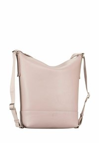 Sac bandoulière en cuir rose clair avec une surface texturée, un dessus souple, une sangle ajustable et une base solide. Design minimaliste sans éléments métalliques visibles.