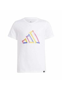 T-shirt bianca a maniche corte con un logo Adidas astratto e colorato, composto da strisce rosse, gialle e blu, al centro della parte frontale.
