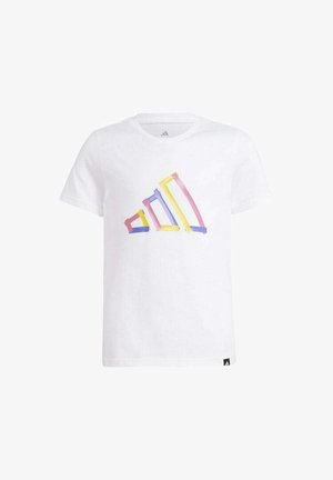T-shirt bianca a maniche corte con un logo Adidas astratto e colorato, composto da strisce rosse, gialle e blu, al centro della parte frontale.