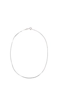 Srebrny naszyjnik w formie łańcuszka, gładka struktura, okrągłe zapięcie, minimalistyczny design, elastyczny kształt, odpowiedni do noszenia w warstwach lub samodzielnie.