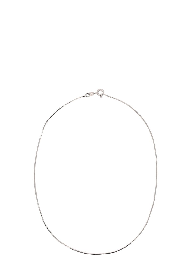 Srebrny naszyjnik w formie łańcuszka, gładka struktura, okrągłe zapięcie, minimalistyczny design, elastyczny kształt, odpowiedni do noszenia w warstwach lub samodzielnie.