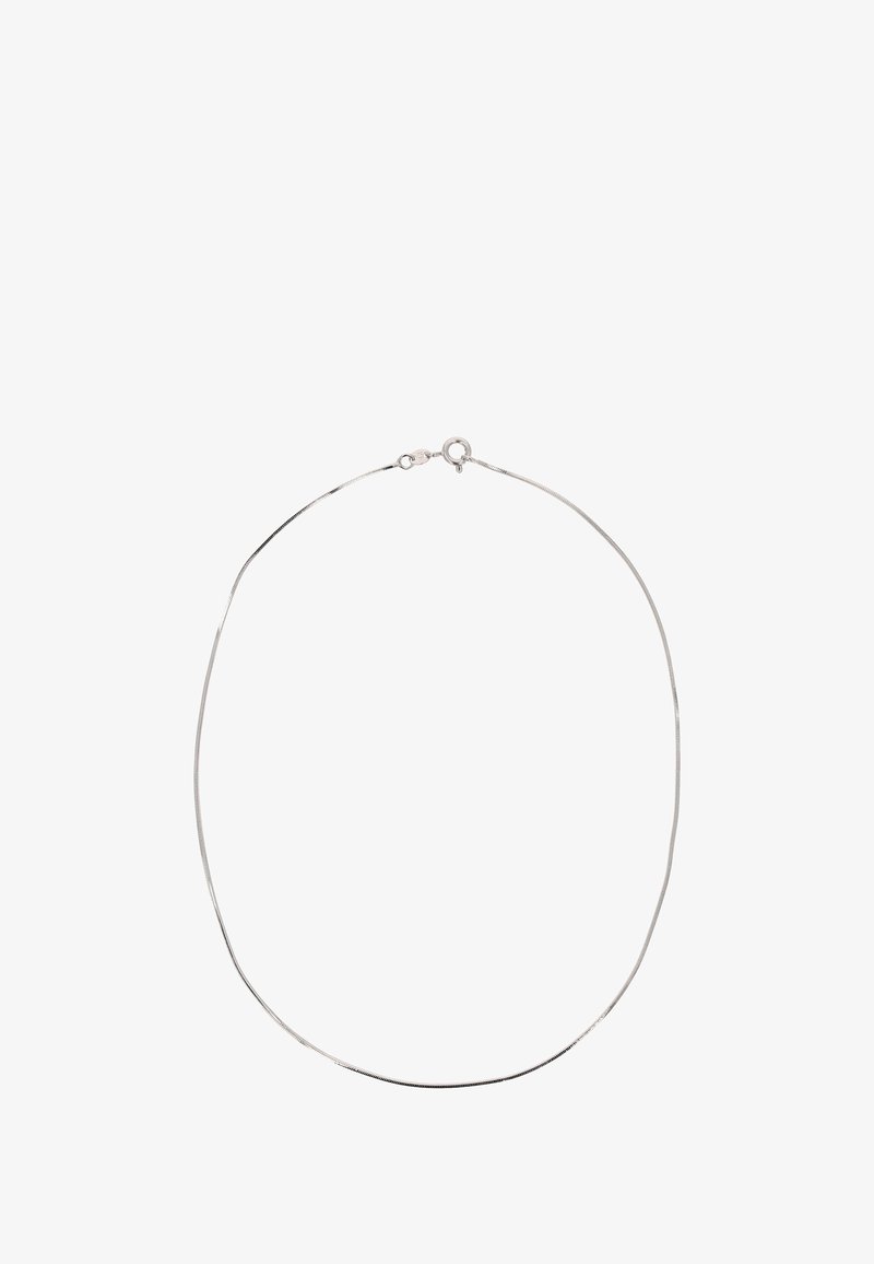 Srebrny naszyjnik w formie łańcuszka, gładka struktura, okrągłe zapięcie, minimalistyczny design, elastyczny kształt, odpowiedni do noszenia w warstwach lub samodzielnie.