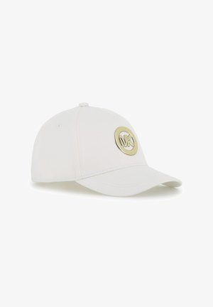 Casquette de baseball blanche avec une visière incurvée, arborant un logo rond doré à l'avant et une fabrication en tissu texturé.