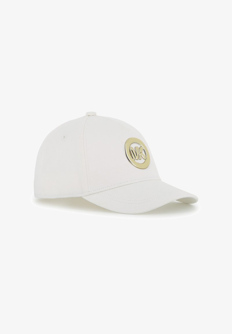 Witte honkbalpet met een gebogen klep, voorzien van een ronde goudkleurige logo-accent aan de voorkant en een textuurstofconstructie.