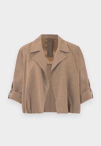 Jachetă scurtă maro deschis cu rever larg și mâneci 3/4 suflecate, fixate cu barete cu nasturi.