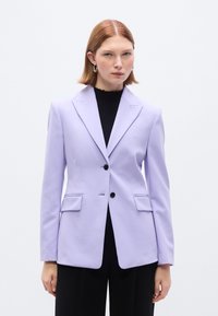 Προσαρμοσμένο μπουφάν λεβάντας με πέτα, δύο μπροστινές τσέπες και κλείσιμο με κουμπιά. Λείο ύφασμα και δομημένη σιλουέτα.