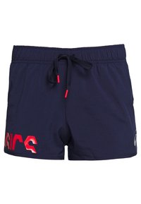 Bañador corto azul marino hecho de tela ligera, con cintura ajustable con cordón y detalles en rojo; gran logo "ASICS" en material reflectante en el lateral.