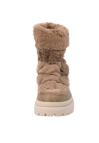 Bota de pelo sintético marrón con un cañón acolchado, diseño de cordones y una suela de goma blanca gruesa. Acabado texturizado en el material superior.