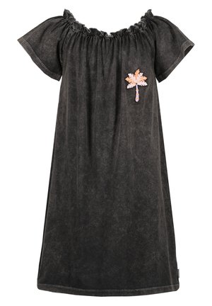 Zwarte korte mouw jurk met geplooide halslijn en kleine geborduurde roze en oranje palmboom op de linkerborst.