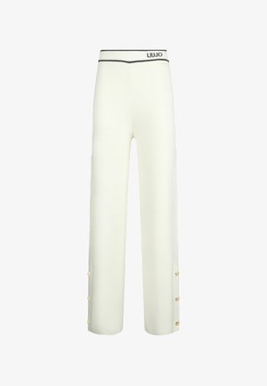 Szatén anyagú, széles lábú nadrág krém színben, sima textúrával. Fekete derékrésze márkajelzéssel ellátott, és három aranygomb található minden bokánál.