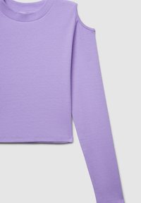 Maglietta a maniche lunghe a coste lilla con scollatura a girocollo e apertura sulla spalla destra.