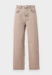 Μπεζ τζιν με ίσια μπατζάκια και ψηλή μέση, με κουμπί μπροστά, θηλιές για ζώνη και κλασικό σχεδιασμό πέντε τσεπών σε απλό φόντο.