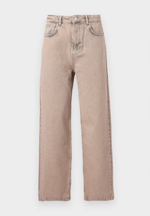 Bēšas augsta vidukļa taisnas kājas džinsi ar priekšpuses pogu, jostas cilpām un klasisku piecu kabatu dizainu vienkrāsainā fonā.