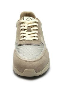 Sneaker beige con materiali in suede e mesh, punta rotonda, dettagli testurizzati, lacci a contrasto e suola in gomma.