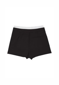 Pantaloni corti neri con una cintura elastica bianca, caratterizzati da una texture liscia, tasca posteriore e un silouette pulito e ben modellato.