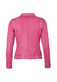 Felroze leren jas, gezien van achteren, met lange mouwen en gestikte paneeldetails, op een witte achtergrond.