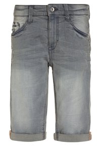 Svetle modré denimové kraťasy s výrazným odřením, ohrnutými manžetami, pěti kapsami a knoflíkovým zapínáním. Hladká textura s jemnými detaily blednutí.