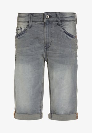 Svetle modré denimové kraťasy s výrazným odřením, ohrnutými manžetami, pěti kapsami a knoflíkovým zapínáním. Hladká textura s jemnými detaily blednutí.