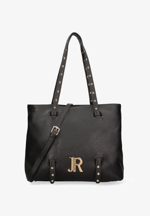 Sac fourre-tout en cuir noir avec des clous dorés sur les anses, une bandoulière réglable et un logo JR doré au centre devant.