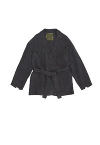 Chaqueta de ante negra con solapas en pico, tres botones, dos bolsillos frontales y un cinturón a juego en la cintura. Presenta un acabado texturizado.
