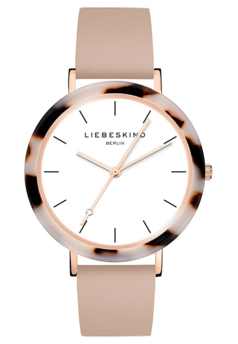 Rund ur med et skaldmønstret urkasse, hvid skive, sorte timemarkører og lys beige læderrem. Roségulddetaljer på viserne.