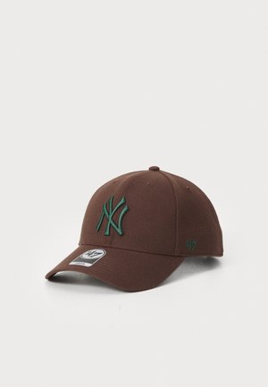 Cappellino da baseball marrone con logo ricamato verde di New York sulla parte frontale e piccolo emblema 47 sul lato. Tessuto morbido, visiera curva.