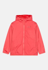 Rosa, zip-up jakke med hette. Laget av skinnende, glatt materiale, med myk rød pelsfôr og to sidelommer.