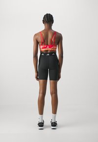adidas Performance FARM BRA - Sutiã desportivo de suporte médio - tomato/spring yellow