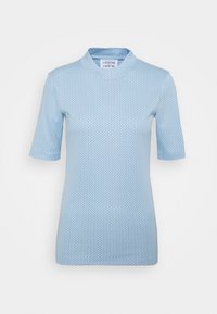 Ljusblå topp med korta ärmar, med en texturerad diamantmönster och hög krage. Tillverkad av sträckt material för komfort och passform.