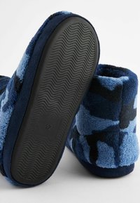 Blå og marineblå camouflage-mønstrede fleece-sandaler med en tekstureret sorte gummisål. Indersiden er blød for komfort, størrelse markeret som 12 på sålen.