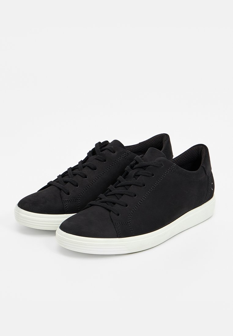 Ein Paar schwarze Low-Top-Sneakers mit schwarzen Schnürsenkeln und weißen Gummisohlen auf einem weißen Hintergrund.