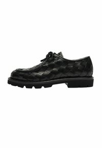 Scarpa nera in pelle con lacci, texture intrecciata e suola in gomma spessa, vista laterale su sfondo bianco.