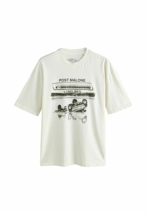 Hvid oversized T-shirt med sort grafik af en omvendt lastbil, "POST MALONE LONG BED" tekst og et emblem af en lang lastbilserm.
