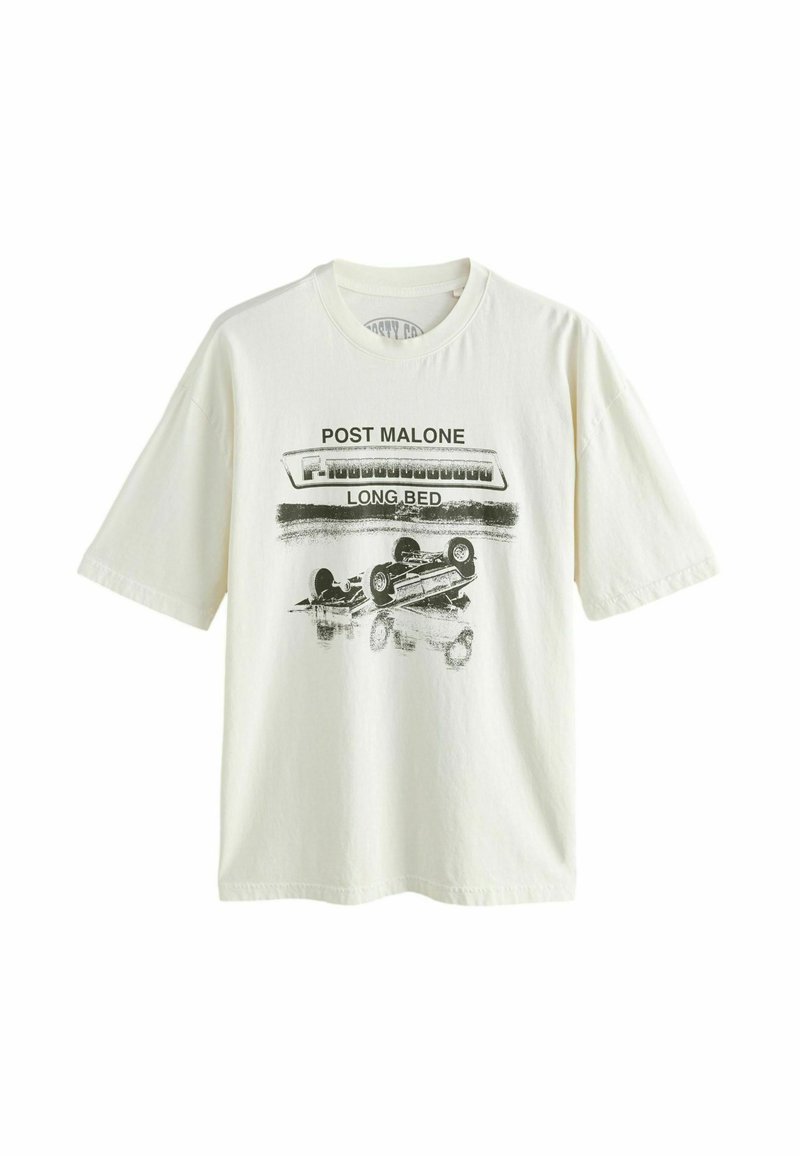 Hvid oversized T-shirt med sort grafik af en omvendt lastbil, "POST MALONE LONG BED" tekst og et emblem af en lang lastbilserm.