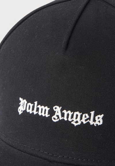 Μαύρο υφασμάτινο καπέλο baseball με λευκό κεντημένο κείμενο "Palm Angels" σε γραμματοσειρά Old English στον μπροστινό πίνακα.