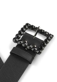 Cinturón de cuero negro con hebilla cuadrada adornada con cristales negros. La hebilla cuenta con un diseño facetado brillante.