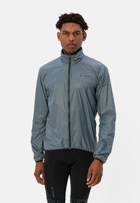 Leichte, wasserabweisende Jacke in Schiefergrau mit hohem Kragen, Reißverschluss und reflektierenden Logoakzenten, konzipiert für aktive Freizeitgestaltung.