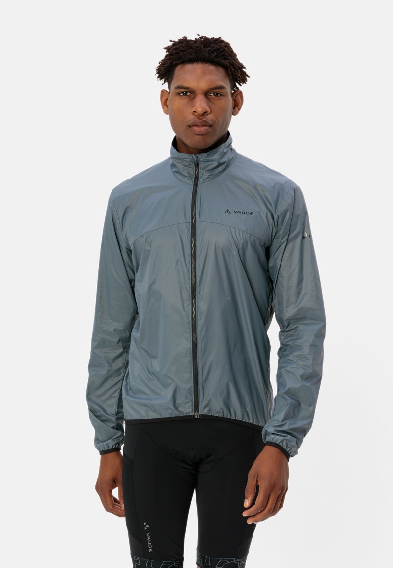 Leichte, wasserabweisende Jacke in Schiefergrau mit hohem Kragen, Reißverschluss und reflektierenden Logoakzenten, konzipiert für aktive Freizeitgestaltung.