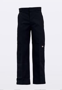 Sorte bukser lavet af holdbart stof med et design i lige ben og en synlig logopatch på låret.