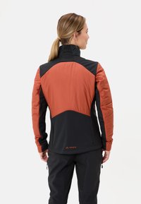 Zwarte en gebrande oranje jas met een hoge kraag, getextureerde schouderpanelen en een gladde romp. Bevat een logo op de onderrug.