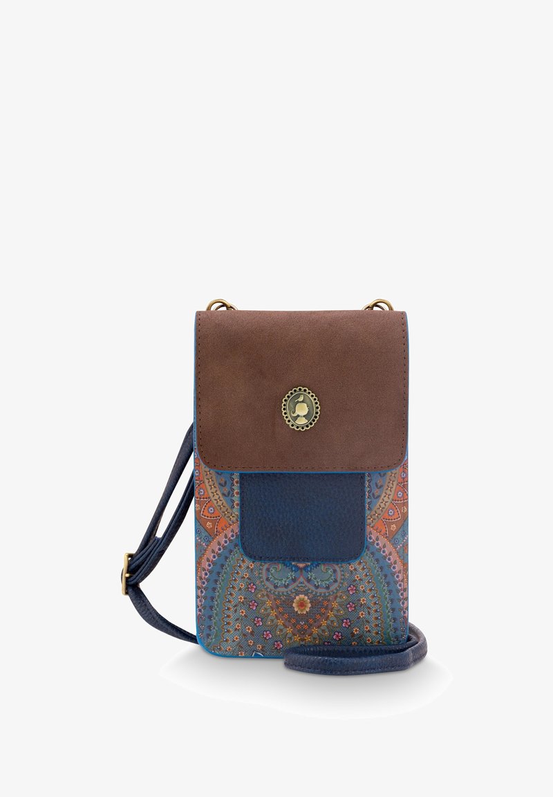 Kleine Umhängetasche mit brauem Klappverschluss, blauem strukturiertem Fach, goldenem Emblem und buntem floralen Paisleymuster, ausgestattet mit einem verstellbaren blauen Tragegurt.