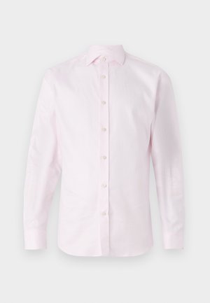 Rosa langermet skjorte laget av glatt stoff; har en knappåpning foran med hvite knapper og en klassisk krage.