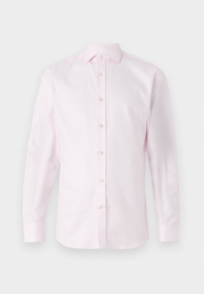 Camicia rosa a maniche lunghe in tessuto liscio; presenta una chiusura con bottoni davanti con bottoni bianchi e un colletto classico.