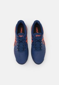 ASICS GEL CHALLENGER - Salakpályás teniszcipők - blue expanse/koi