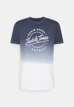 T-shirt à manches courtes avec dégradé du bleu marine au blanc, col rond, et logo blanc "Jack & Jones Denim Goods Apparel" imprimé sur le devant.